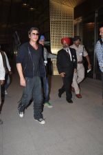 SRK leaves for Malaysia in Mumbai Airport on 13th Feb 2014 (5)_52fdf7a372259.JPG