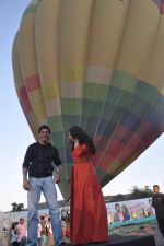 Farhan Akhtar and Vidya Balan on hot air balloon to promote Shaadi Ke Side Effects in Filmcity, Mumbai on 14th Feb 2014 (92)_52fede6626cab.JPG