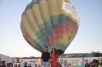 Farhan Akhtar and Vidya Balan on hot air balloon to promote Shaadi Ke Side Effects in Filmcity, Mumbai on 14th Feb 2014 (95)_52fede66d4f6d.JPG