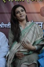 Raveena Tandon at chai pe charcha event by shaina nc in Mumbai on 14th Feb 2014(117)_52fed8fe51c65.JPG