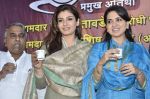 Raveena Tandon, Shaina NC at chai pe charcha event by shaina nc in Mumbai on 14th Feb 2014 (23)_52fed9026f08e.jpg