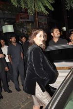 Kareena Kapoor at Randhir Kapoor_s private dinner on his bday in Hakkasan, Mumbai on 15th Feb 2014 (39)_53005d28a7ae0.JPG