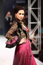 Model walks for Jaya Misra at Bengal Fashion Week day 1 on 21st Feb 2014 (42)_5309f4106bc86.jpg