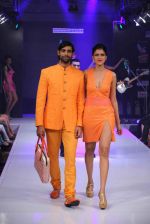 Model walk for designer Manoviraj Kosla in the Grand Finale of Bengal Fashion Week 2014 on 24th Feb 2014 (3)_530c256070f10.jpg