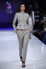 Model walk the ramp for Aslam Khan at Bengal Fashion Week on 23rd Feb 2014 (5)_530c9f0006972.jpg