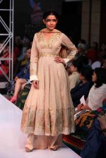 Model walk the ramp for Mona Pali at Bengal Fashion Week on 23rd Feb 2014 (13)_530c9f1024ae4.jpg