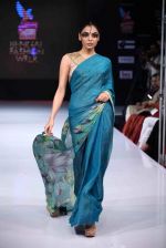 Model walk the ramp for Mona Pali at Bengal Fashion Week on 23rd Feb 2014 (22)_530c9f13588cc.jpg