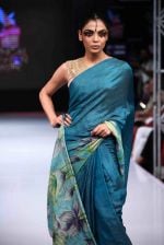 Model walk the ramp for Mona Pali at Bengal Fashion Week on 23rd Feb 2014 (23)_530c9f13aec37.jpg