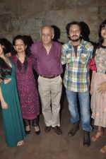 Sakshi Bhatt, Nilima Bhatt, Mukesh Bhatt, Vishesh Bhatt at Shaadi Ke Side Effects screening in Lightbox, Mumbai on 27th Feb 2014 (50)_53107a06bdf26.JPG