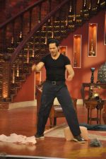 Varun Dhawan at the promotion of Main Tera Hero on the sets of Comedy Nights with Kapil in Filmcity, Mumbai on 28th Feb 2014 (146)_53119035b9a49.JPG
