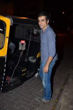 Imtiaz Ali takes rick back home from Bandra on 4th March 2014 (2)_5316c4937bf99.JPG