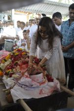 Juhi Chawla at Bolly Chawla_s funeral in Walkeshwar, Mumbai on 9th March 2014 (57)_531da1dea9667.JPG