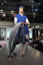 Model at central fashion show in Mumbai on 9th March 2014 (116)_531da5043177b.JPG