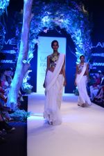 Model walk for Manish Malhotra Show at LFW 2014 opening in Grand Hyatt, Mumbai on 11th March 2014 (148)_531ffe8314eea.JPG