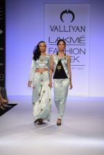 Model walk for Valliyan Nitya Arora Show at LFW 2014 Day 1 in Grand Hyatt, Mumbai on 12th March 2014 (48)_53204f37812dc.JPG