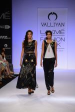 Model walk for Valliyan Nitya Arora Show at LFW 2014 Day 1 in Grand Hyatt, Mumbai on 12th March 2014 (56)_53204f3cd5555.JPG