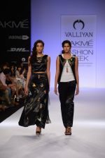 Model walk for Valliyan Nitya Arora Show at LFW 2014 Day 1 in Grand Hyatt, Mumbai on 12th March 2014 (57)_53204f3d70d53.JPG