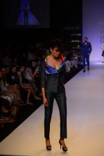 Model walk for Narendra Kumar Ahmed Show at LFW 2014 Day 1 in Grand Hyatt, Mumbai on 12th March 2014 (28)_532180a0e02e3.JPG