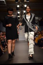 Model walk for Urvashi Joneja Show at LFW 2014 Day 2 in Grand Hyatt, Mumbai on 13th March 2014 (71)_53229b8dab569.JPG