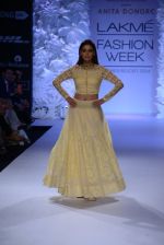 Dia Mirza walk for Anita Dongre Show at LFW 2014 Day 3 in Grand Hyatt, Mumbai on 14th March 2014 (39)_532438b97679a.JPG