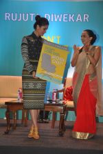 Kareena Kapoor at Rujuta Diwekar_s book launch in Mumbai on 15th March 2014 (29)_5325159452ca5.JPG