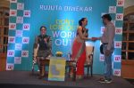 Kareena Kapoor at Rujuta Diwekar_s book launch in Mumbai on 15th March 2014 (46)_5325159947064.JPG