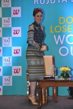 Kareena Kapoor at Rujuta Diwekar_s book launch in Mumbai on 15th March 2014 (50)_5325159aa1ece.JPG