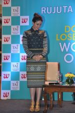 Kareena Kapoor at Rujuta Diwekar_s book launch in Mumbai on 15th March 2014 (52)_5325159b5a771.JPG