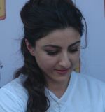 Soha Ali Khan in a charity for a School at Deganga West Bengal on 14th March 2014 (9)_532653c3d7701.jpg