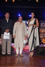 Sonam Kapoor, Anup Jalota at the launch of Kuch Dil Ne Kaha Ghazal Album in Mumbai on 18th March 2014 (40)_5329245aea075.JPG