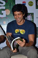 Farhan Akhtar at the launch of chef Vicky Ratnani_s book in Nido, Mumbai on 20th March 2014 (46)_532c2c8a59c05.JPG