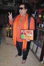 Bappi Lahiri plugs BJP at home in Mumbai on 21st March 2014 (23)_532cf54190034.JPG