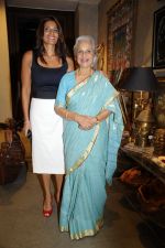 Waheda Rehman with daughter Kashvi at Kavita Singh Store, Mumbai on 24th March 2014_53316bef99f76.jpg