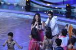 Varun Dhawan and Ileana DCruz on the sets of Lil Masters on Zee in Famous, Mumbai on 25th March 2014 (99)_5332c003d81e5.JPG