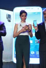 Freida Pinto at Samsung s5 launch in Delhi on 27th March 2014 (70)_53356906489c8.JPG