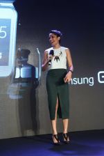 Freida Pinto at Samsung s5 launch in Delhi on 27th March 2014 (92)_53356938bed39.JPG