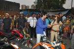 Varun Dhawan takes bike ride to promote Main Tera Hero in Goregaon, Mumbai on 31st March 2014 (39)_533aa52b6a20c.JPG