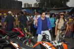 Varun Dhawan takes bike ride to promote Main Tera Hero in Goregaon, Mumbai on 31st March 2014 (40)_533aa52bb6ed0.JPG