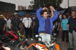Varun Dhawan takes bike ride to promote Main Tera Hero in Goregaon, Mumbai on 31st March 2014 (42)_533aa52c662c8.JPG