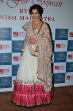 Sophie Chaudhary at the red carpet for Manish Malhotra Show Men for Mijwan in Mumbai on 1st April 2014  (200)_533bf2aa357a6.JPG