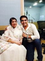 Kapil Sharma with Lata Mangeshkar on his birthday on 2nd April 2014_533e6f3a51cc8.jpg