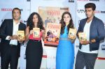 Chetan Bhagat, Anusha Bhagat, Alia Bhatt, Arjun Kapoor at 2 states new cover launch in Landmark, Mumbai on 7th April 2014 (76)_53439db659788.JPG