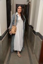 Sona Mohapatra at Aamir Khan_s sister Nikhat Khan art showcase in Cymroza art gallery, Mumbai on 11th April 2014 (62)_534a003f892e1.JPG