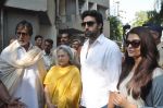 Amitabh Bachchan, Jaya Bachchan, Abhishek Bachchan, Aishwarya Rai Bachchan voting at Jamnabai School in Mumbai on 24th April 2014 (148)_5359cf2b2d123.JPG