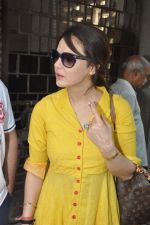 Preity Zinta voting in Khar, Mumbai on 24th April 2014 (163)_535a30ebef9ef.JPG