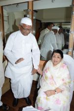 Anna Hazare, Lata Mangeshkar at Master Deenanath Mangeshkar awards in Mumbai on 24th April 2014 (5)_535b553bc2c71.JPG