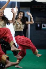 Fans arrives at Tampa International Airpot on 25th April 2014 for IIFA (10)_535c05f966309.jpg