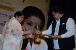 Rishi Kapoor, Lata Mangeshkar at Master Deenanath Mangeshkar awards in Mumbai on 24th April 2014 (24)_535b53eed6e74.JPG