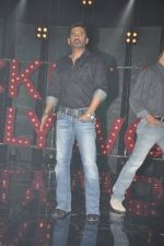 Sunil Shetty on the sets of NDTV Prime_s Ticket to bollywood in Mumbai on 25th April 2014 (7)_535b4ab769f68.JPG