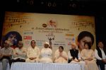 Zakir Hussain, Lata Mangeshkar, rishi Kapoor, Anna Hazare at Master Deenanath Mangeshkar awards in Mumbai on 24th April 2014 (18)_535b5509544b4.JPG
